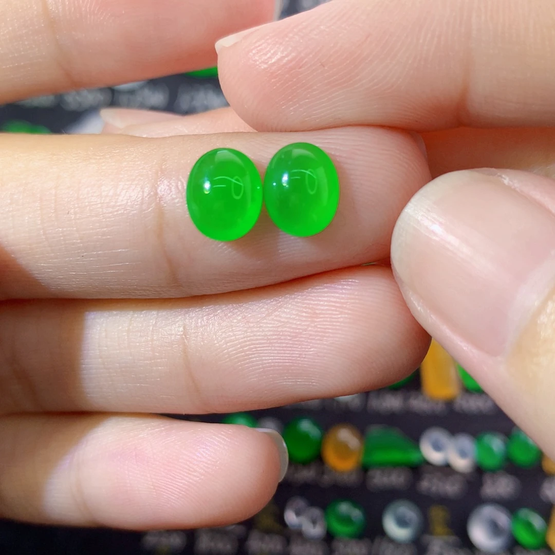 翡翠未镶嵌颈饰阳绿蛋面