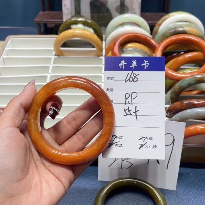蛇纹石玉手镯未镶嵌小****?