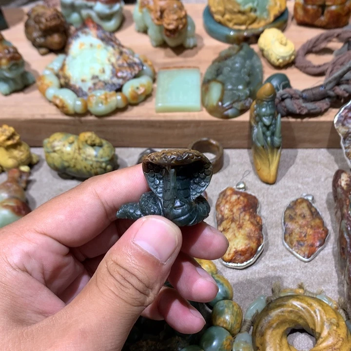 未镶嵌岫岩河磨玉(透闪石质玉)把件