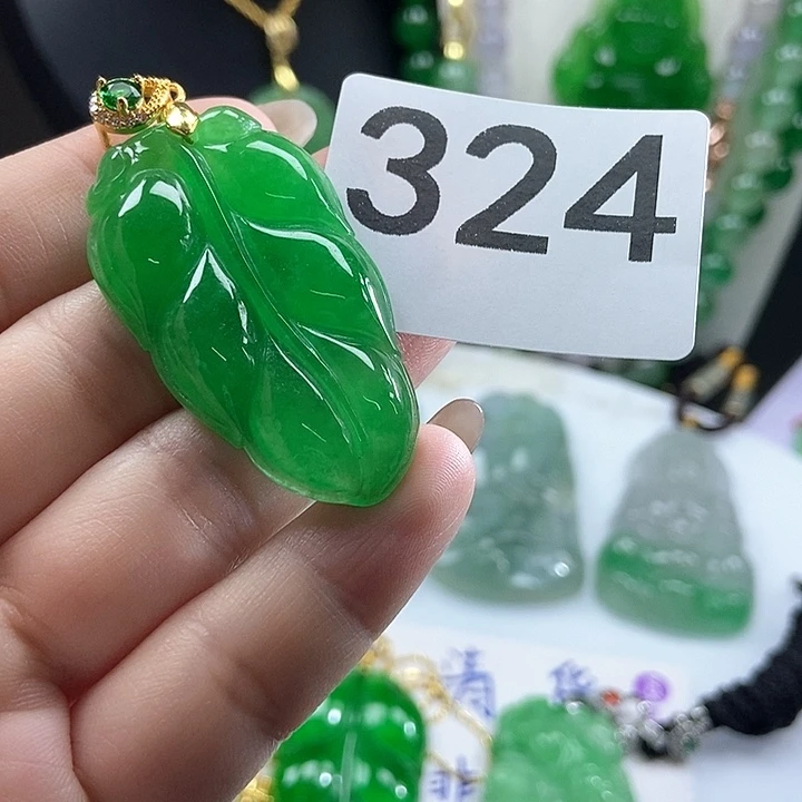 翡翠未镶嵌吊坠(赠链)