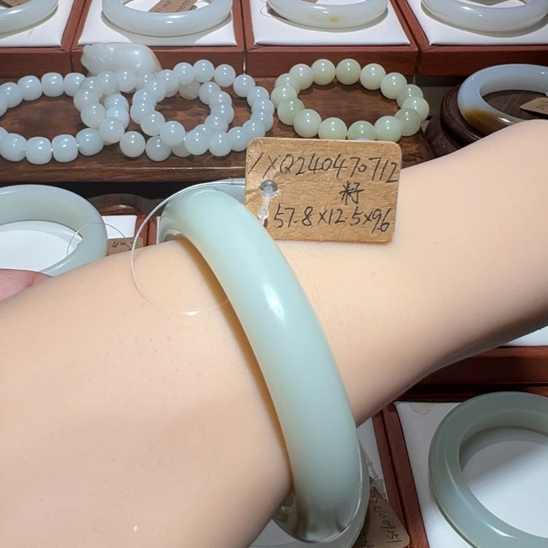 和田玉未镶嵌手镯