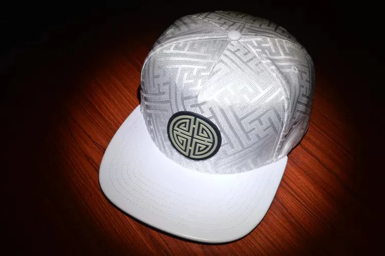 蒙古元素回字纹织锦缎面料鸭舌帽