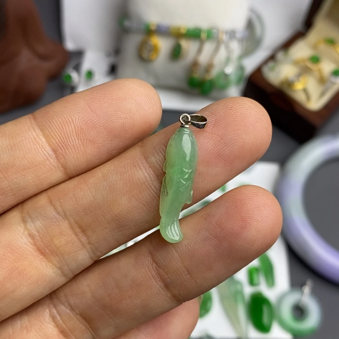 颈饰银S925镶嵌翡翠鱼