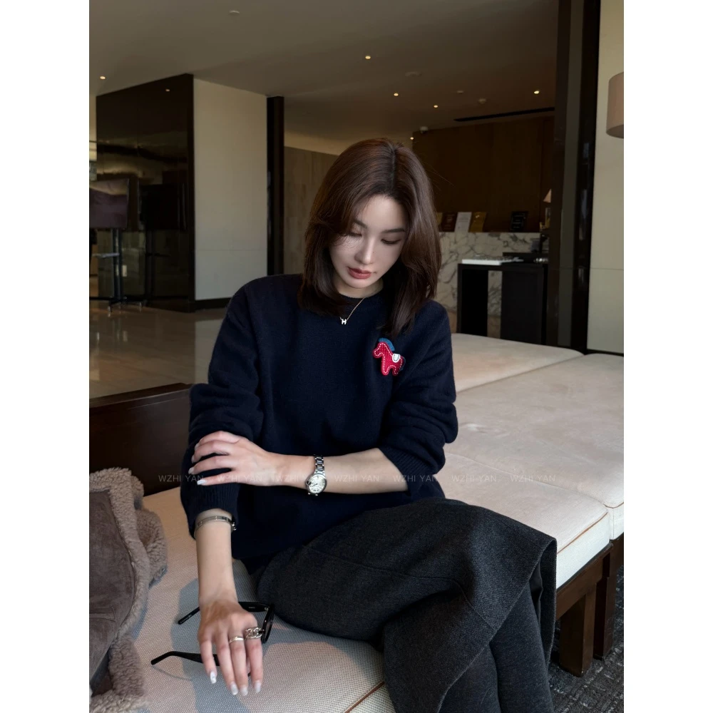 【黑爵士】“100%羊毛"设计感小马刺绣百搭圆领舒适长袖毛衣j6721