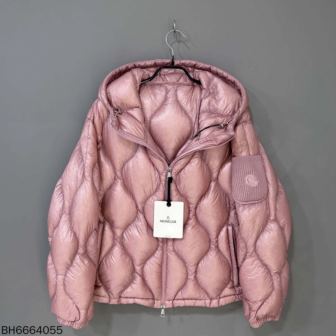 未使用 MONCLER 粉色菱格针织口袋logo羽绒服/2码/64055