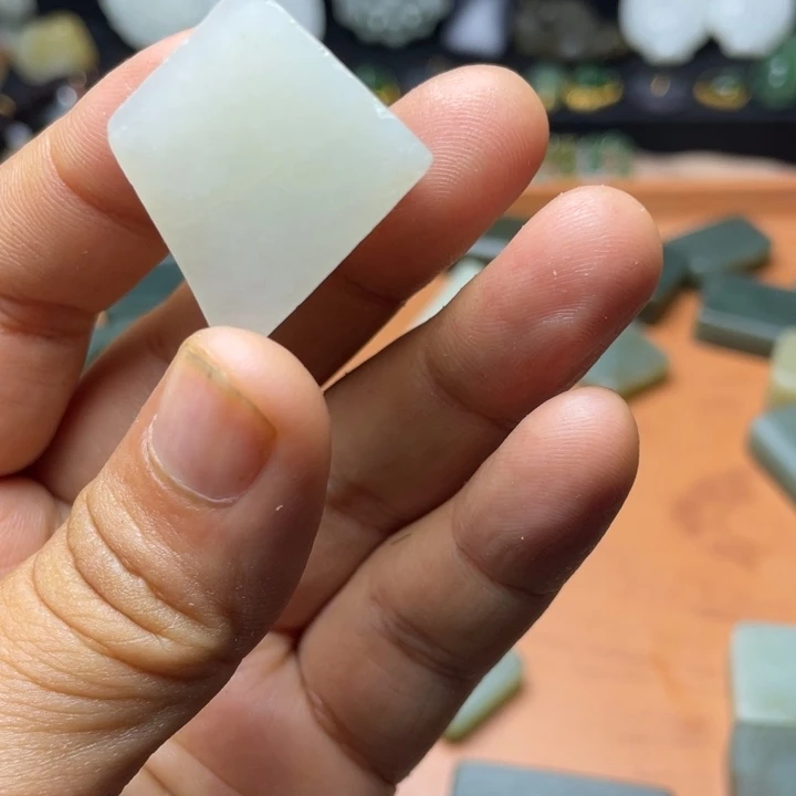 和田玉未镶嵌珠宝半成品有裂