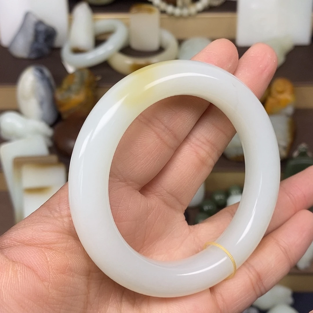 侯***妮和田玉未镶嵌手镯