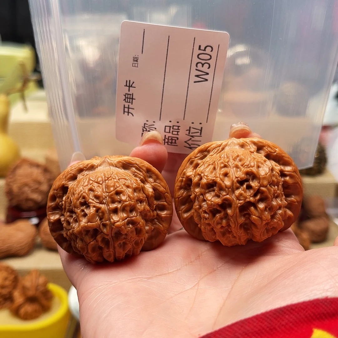 岩***️文玩核桃吊坠红蛇的故事是一个人的故事