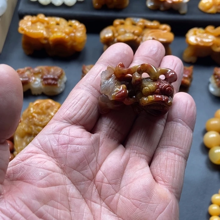 石英质玉（黄龙玉）未镶嵌颈饰