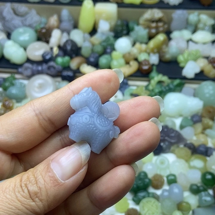 柒***雀和田玉未镶嵌颈饰