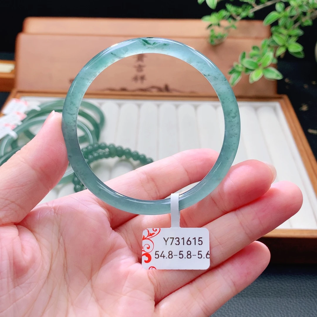 大***叶未镶嵌手镯（圆镯）翡翠