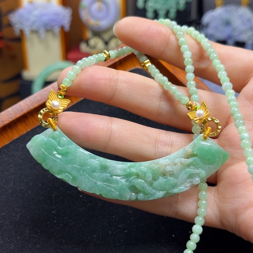 翡翠未镶嵌颈饰弯弯