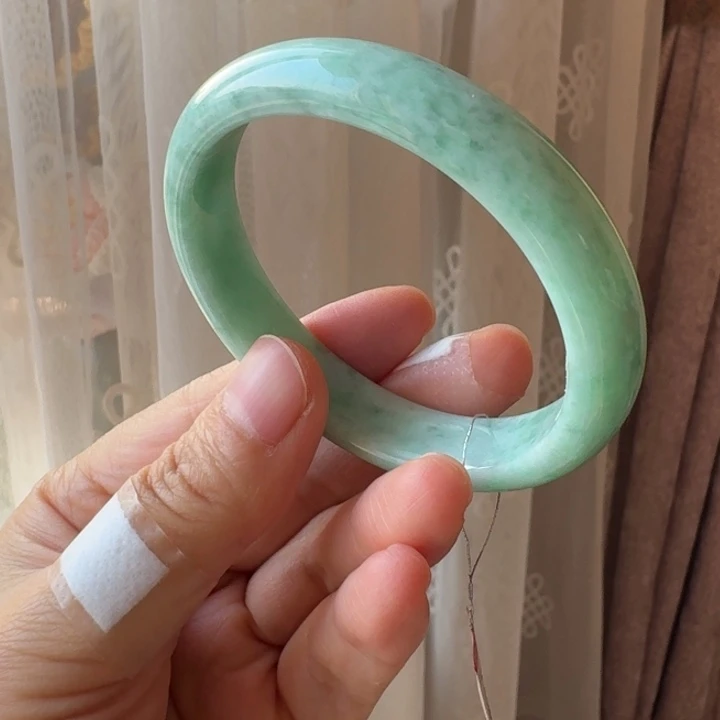 翡翠未镶嵌手镯一处包容