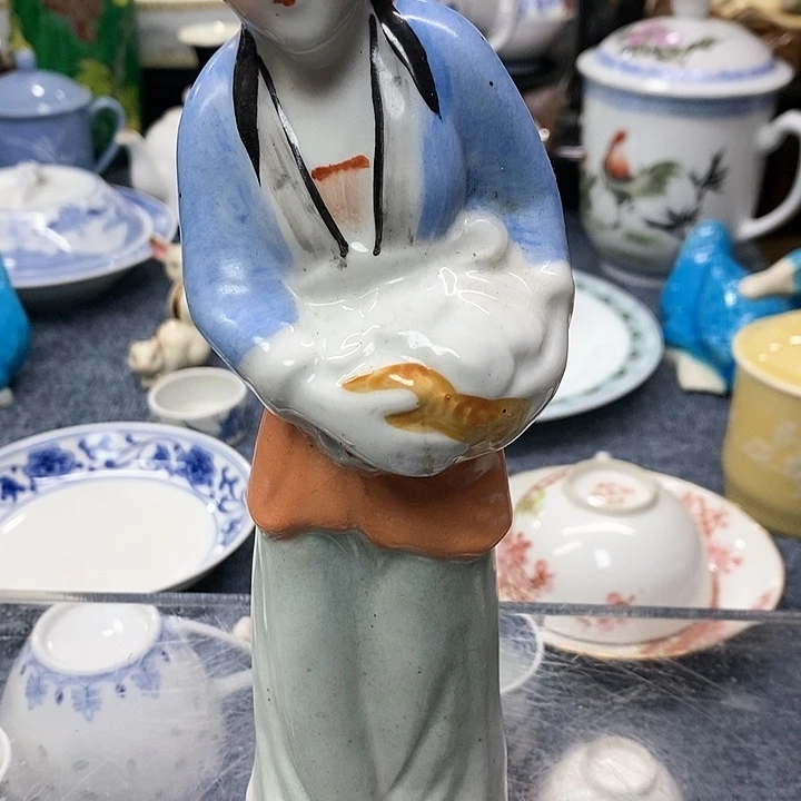 陶瓷人物美女，如图