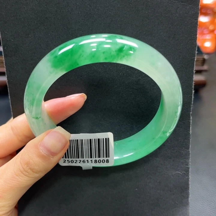 梦***兮石英质玉（非洲翠）未镶嵌手镯