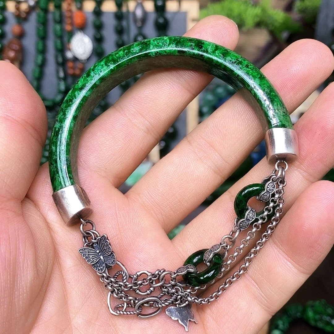 翡翠手镯未镶嵌漂亮美眉