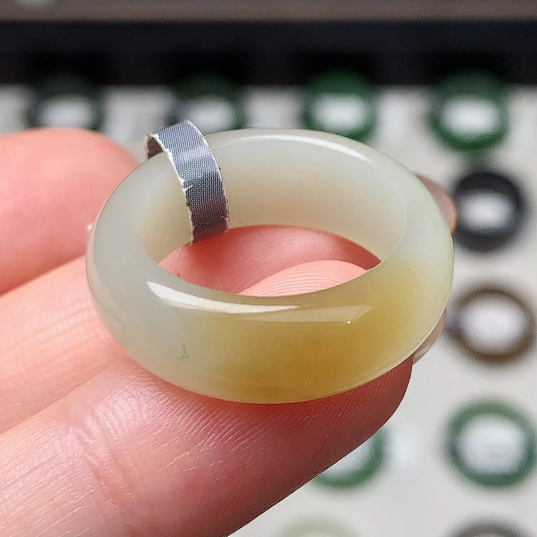 未镶嵌戒指和田玉