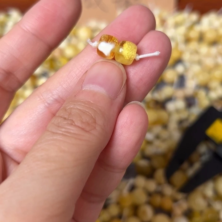 蜜蜡未镶嵌裸石7.4mm一对