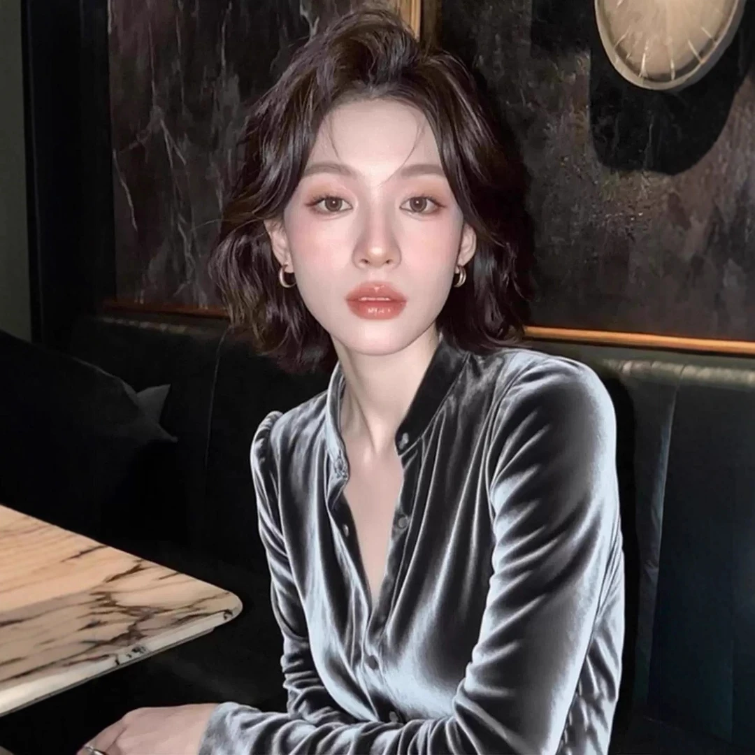 秋冬高级感小众不撞款上衣超好看独特漂亮法式小资灰色丝绒衬衫女