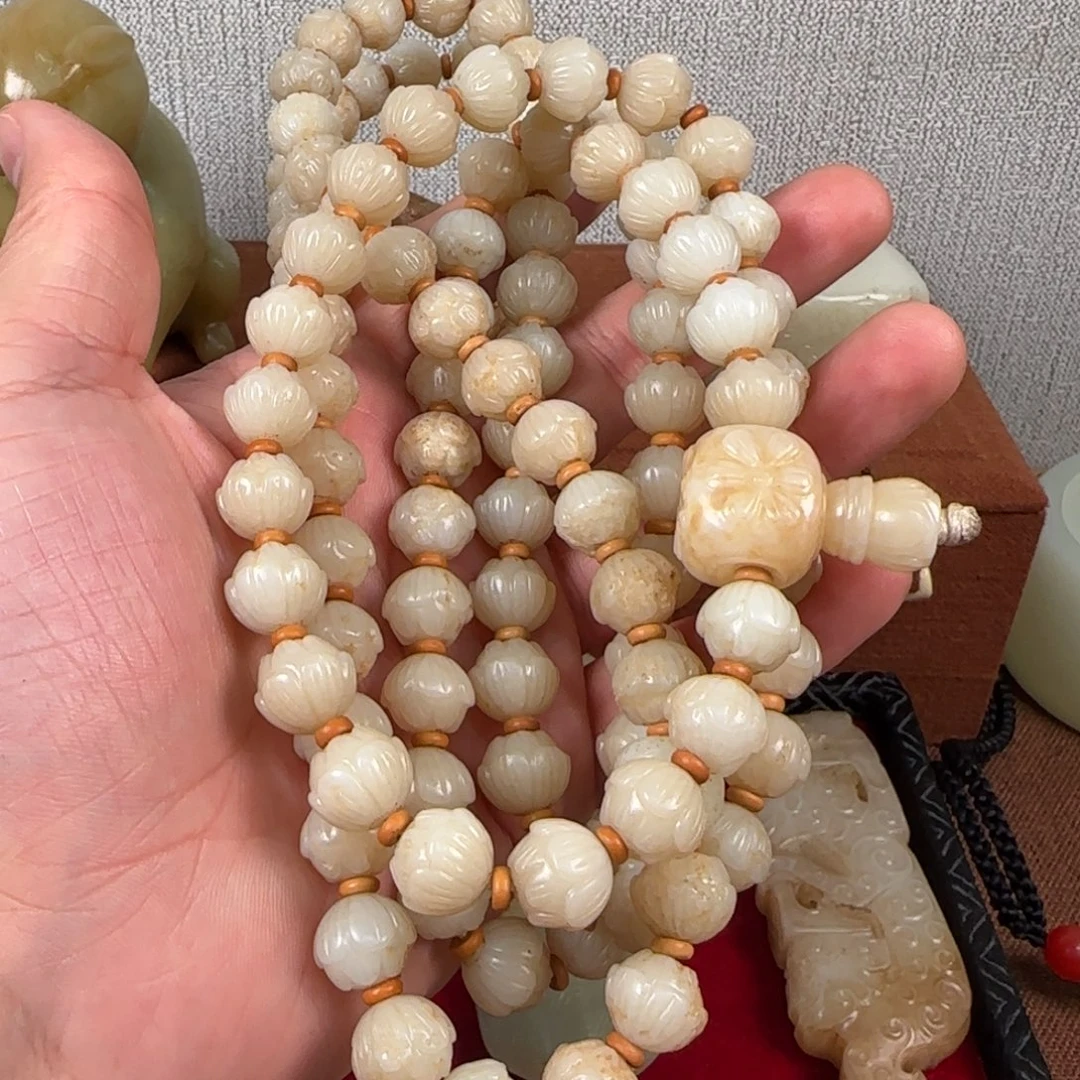 广***间非常精美的脖挂件