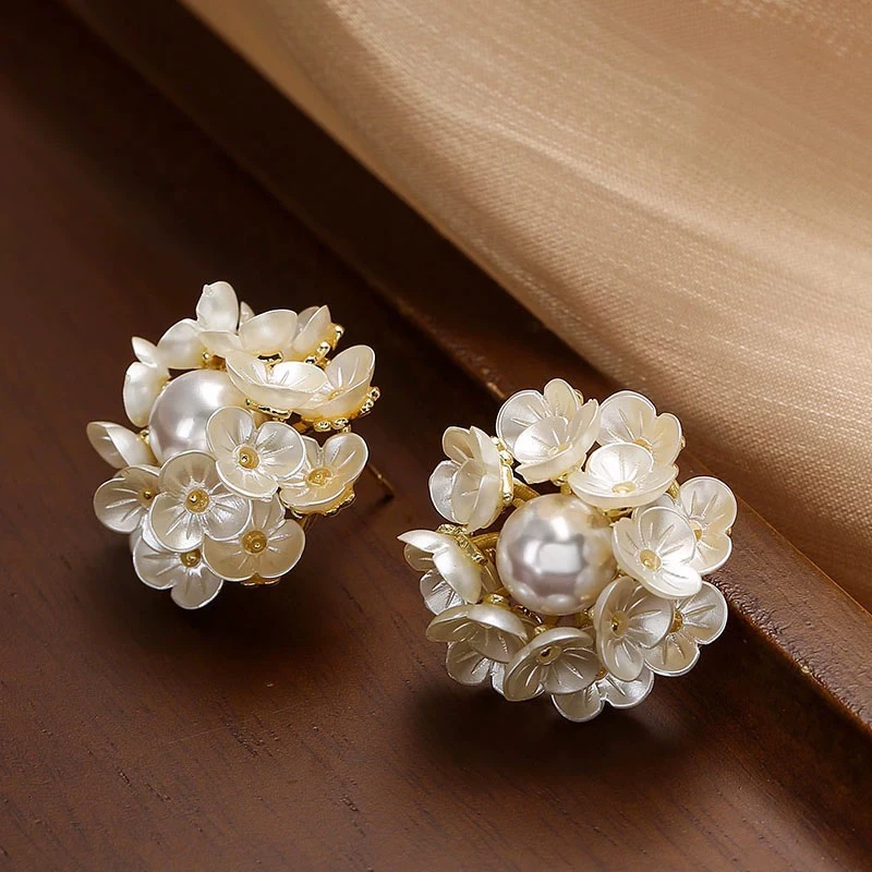 铜合金仿珍珠耳饰 仿珍珠花朵耳钉新款潮高级重工奢华耳环
