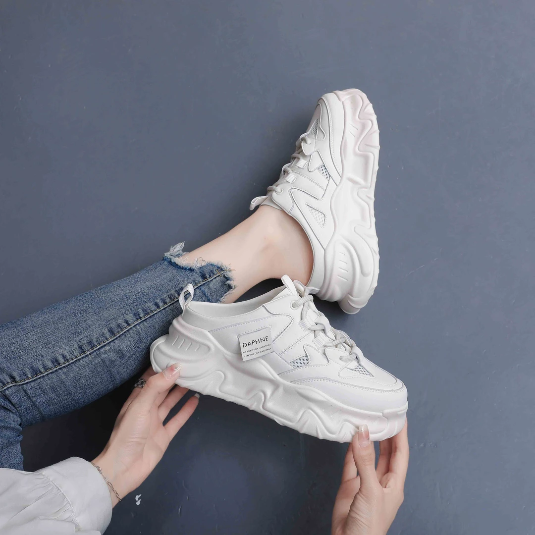 达芙妮白色运动拖鞋女真皮时尚网红凉拖2025新款真皮厚底包头半拖