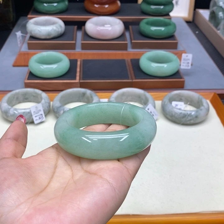 慕***雪石英质玉未镶嵌手镯