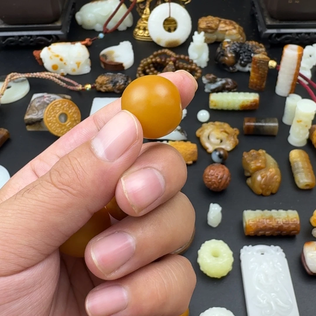 稳***哥颈饰未镶嵌和田玉（糖玉）