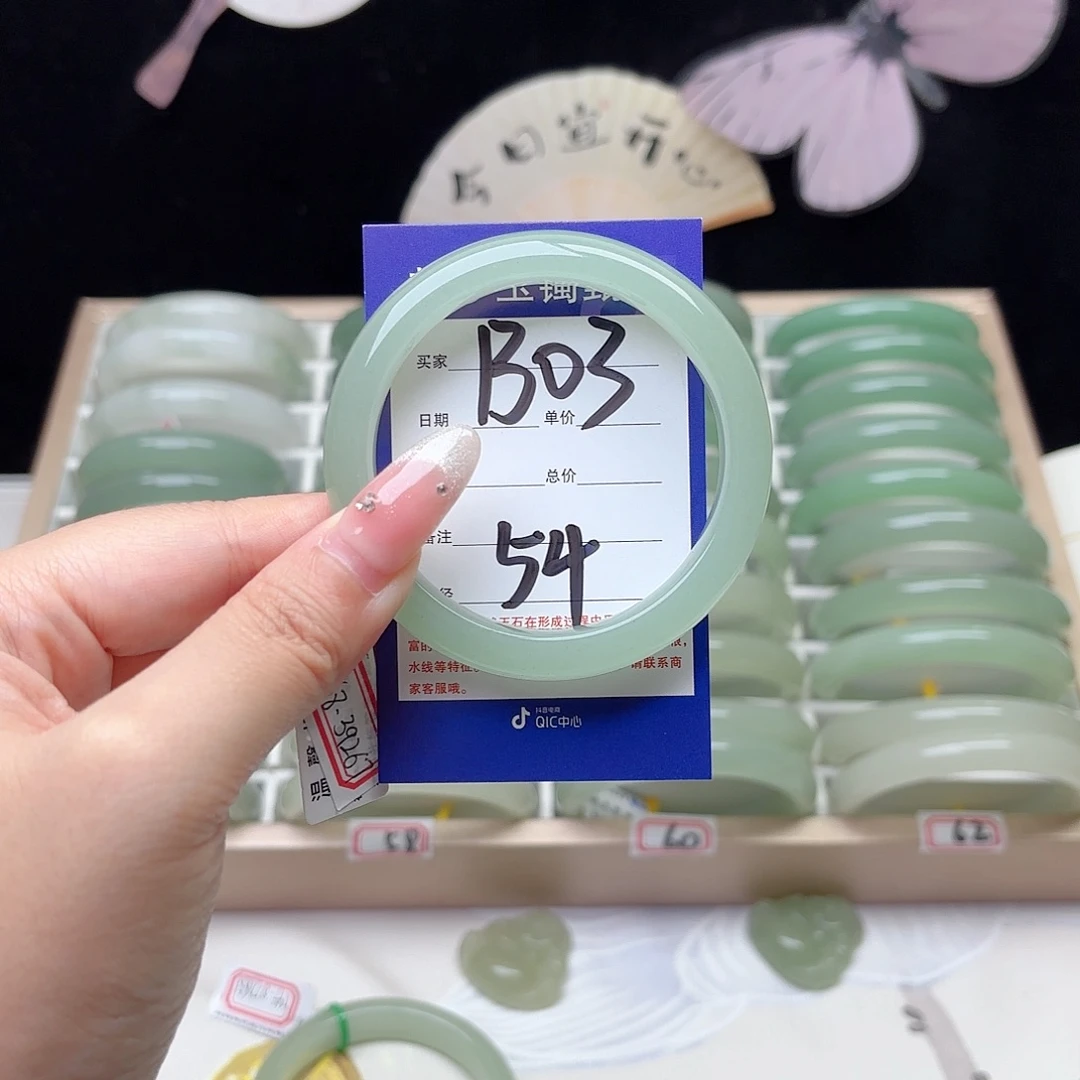 李***柔未镶嵌手镯石英质玉
