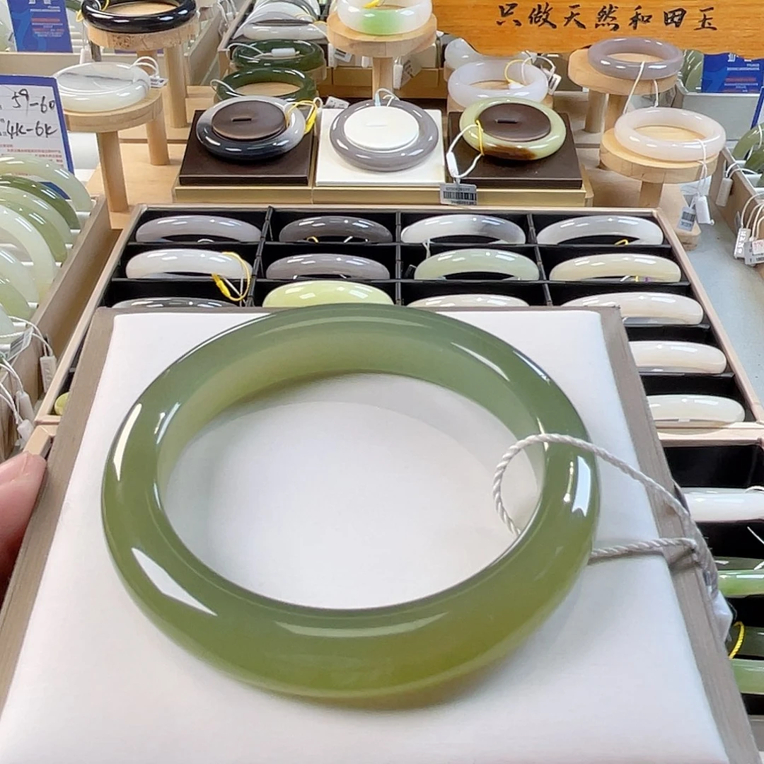 和田玉未镶嵌手镯