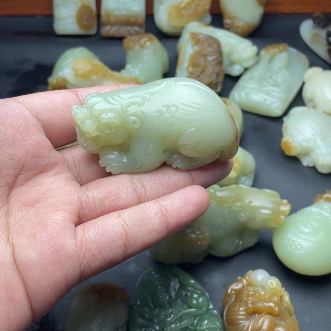 和田玉（糖玉）颈饰未镶嵌海**狸