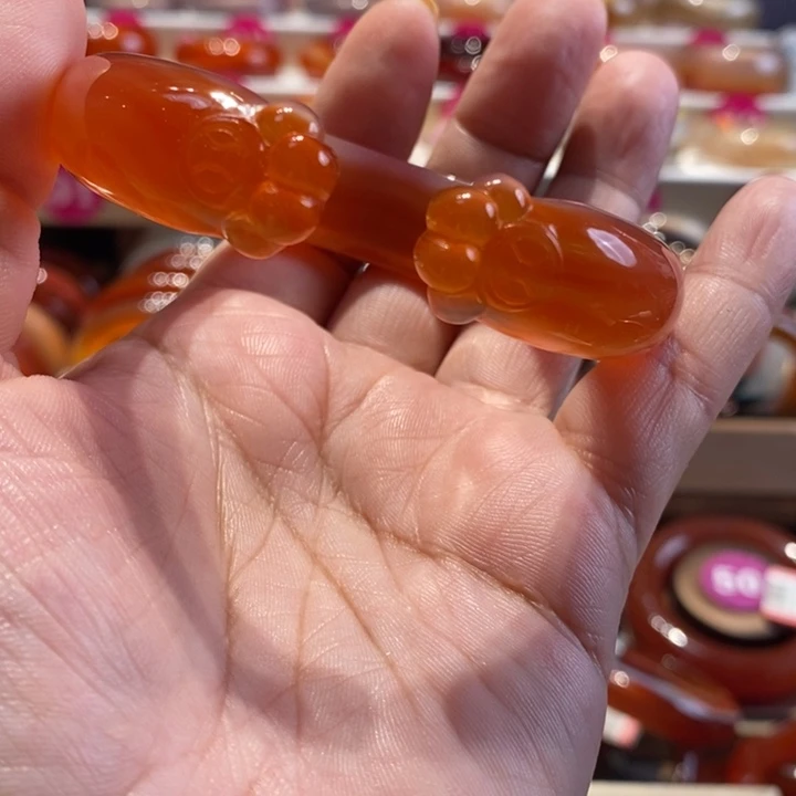 玛瑙/玉髓手镯未镶嵌上***?