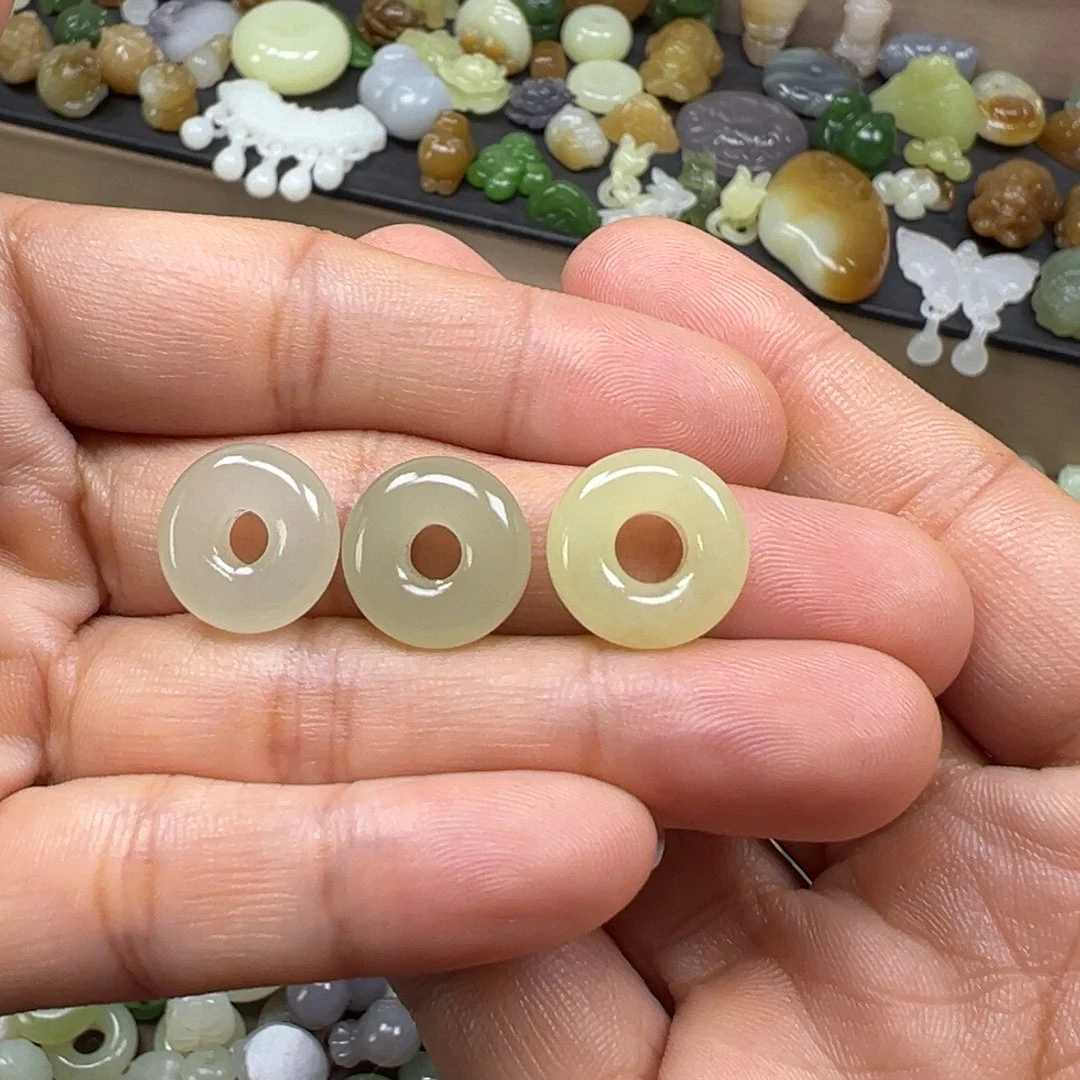 和田玉未镶嵌颈饰多样性发其一