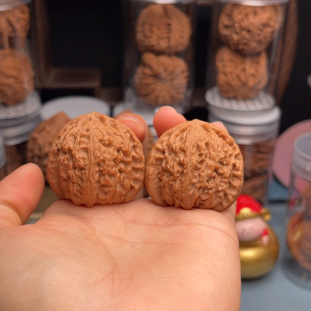 文玩核桃把件三角白 37.8。全品