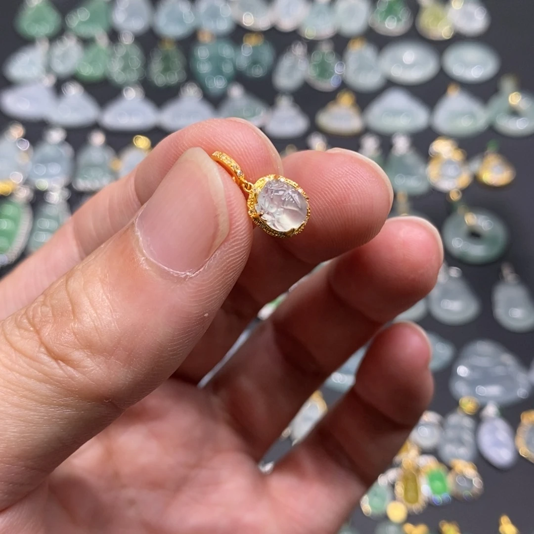 翡翠18K金镶嵌颈饰貔貅