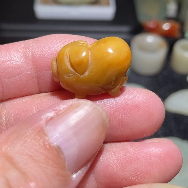 木***子石英质玉（黄龙玉）合金颈饰挂件