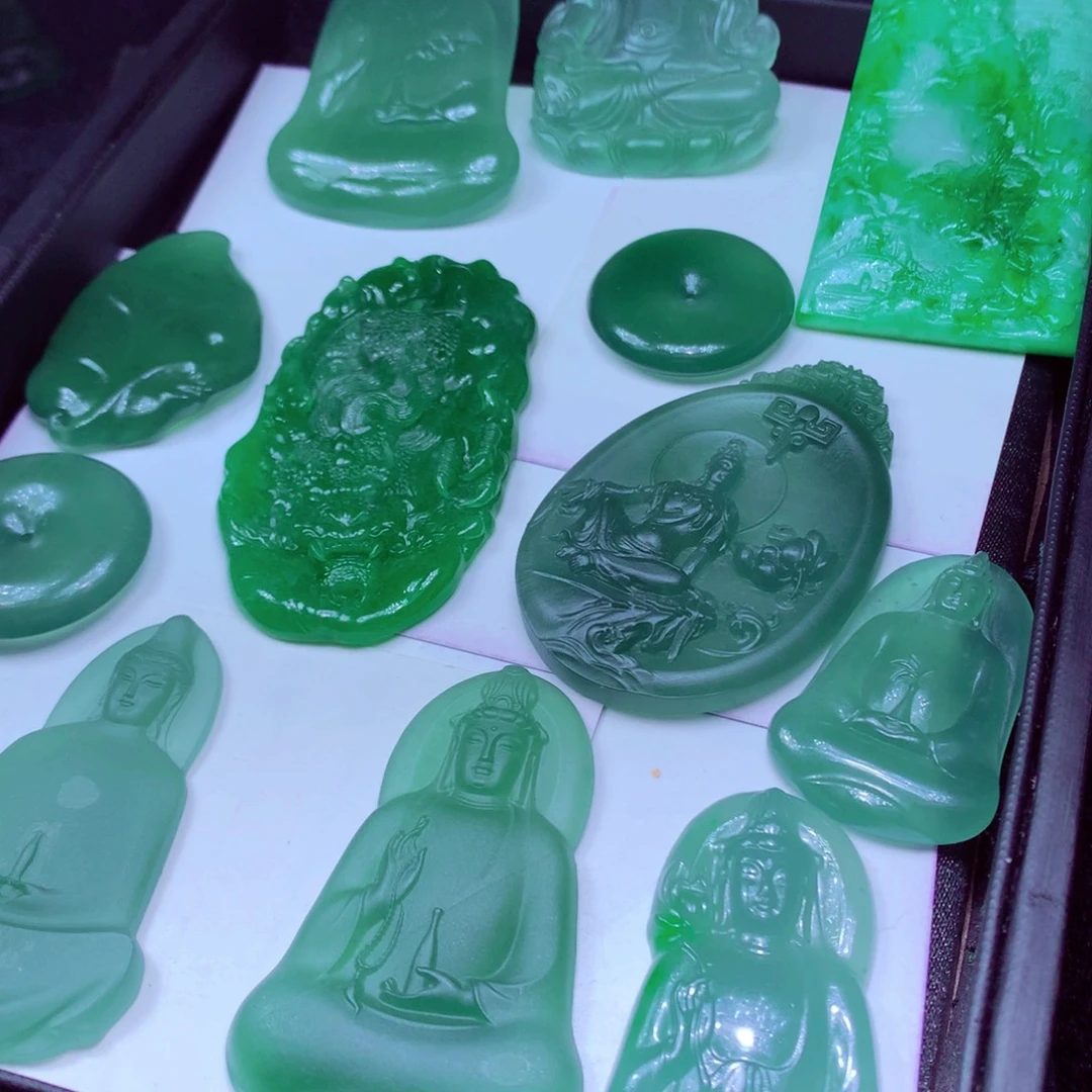 杨****定制翡翠未镶嵌天然翡翠A货毛货挂件