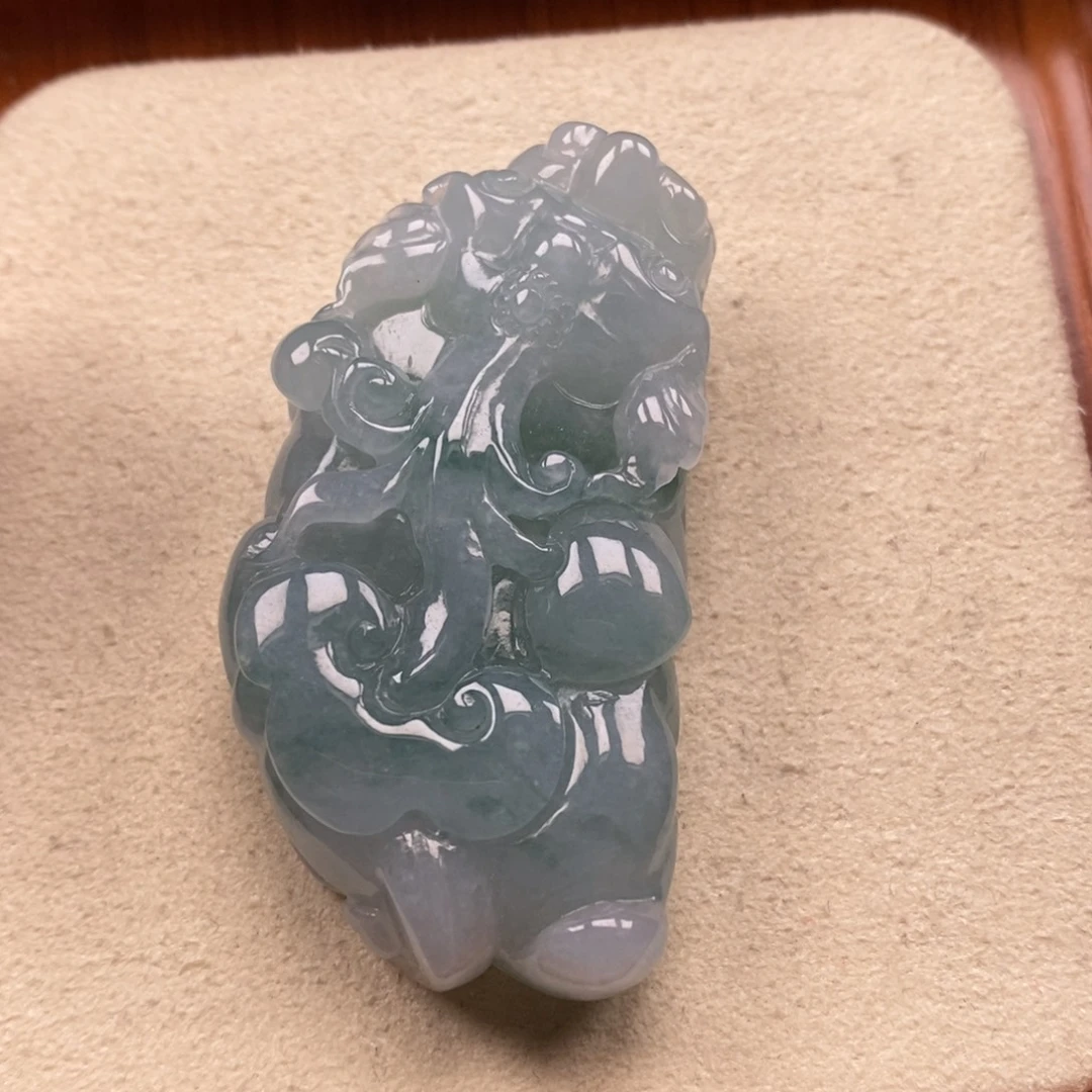 翡翠未镶嵌颈饰如意貔貅