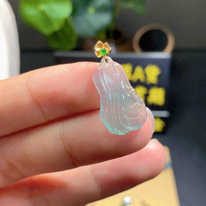 颈饰18K金镶嵌翡翠吊坠