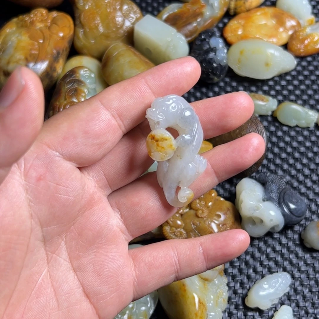 辛***巴和田玉未镶嵌颈饰