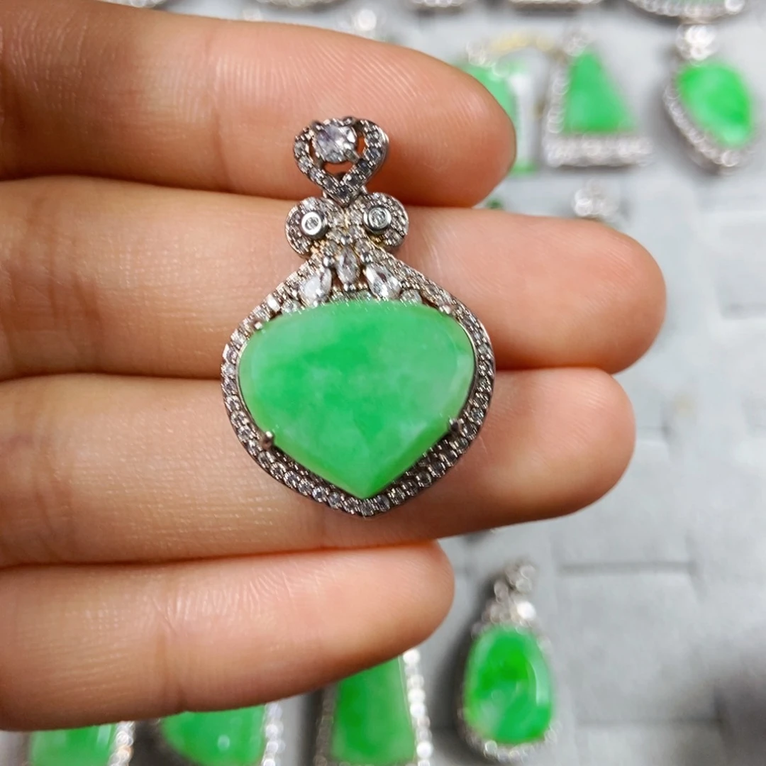 翡翠未镶嵌颈饰爱心