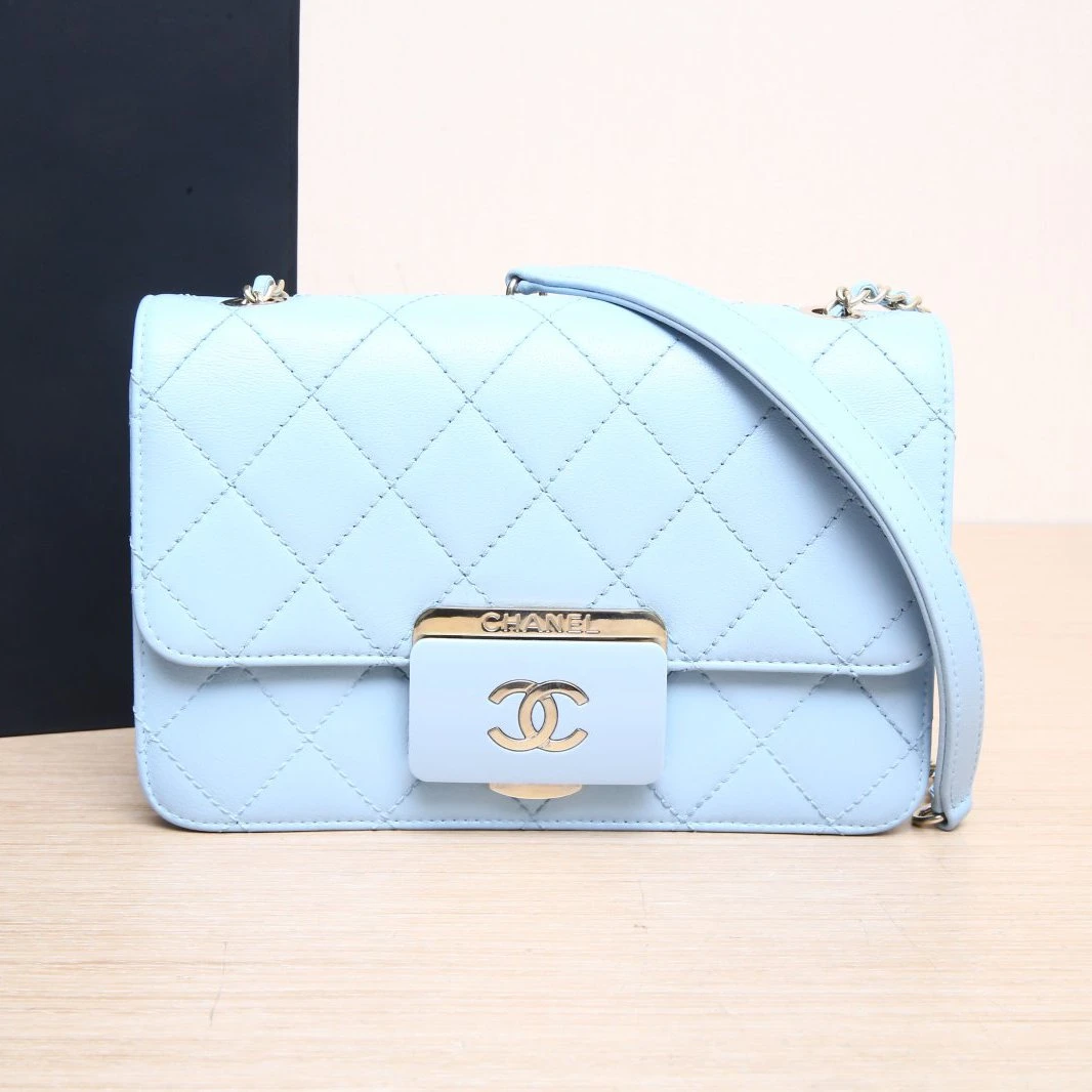 95新 Chanel/香奈儿 活动黑黑 CF 限定款 亚克力扣口盖包