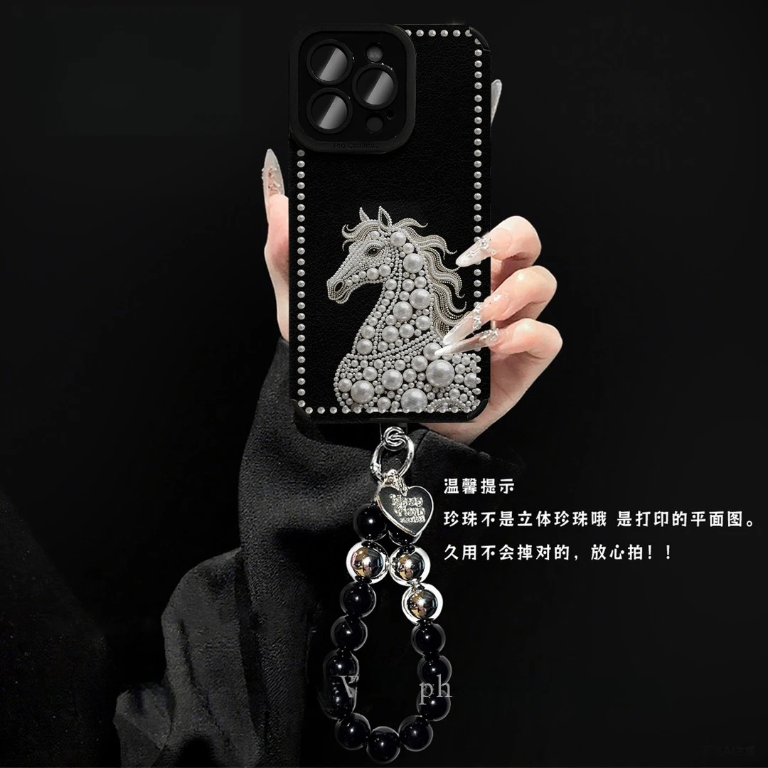 轻奢瞳眼小羊皮珍珠图案白马手链手机壳适用苹果16promax华为viv