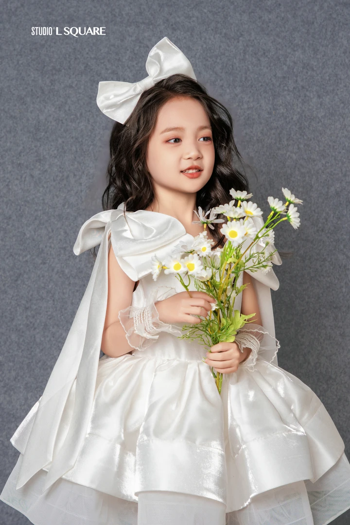 儿童摄影服装影楼拍照裙子女孩新款韩国超仙缎面蝴蝶结夸张造型