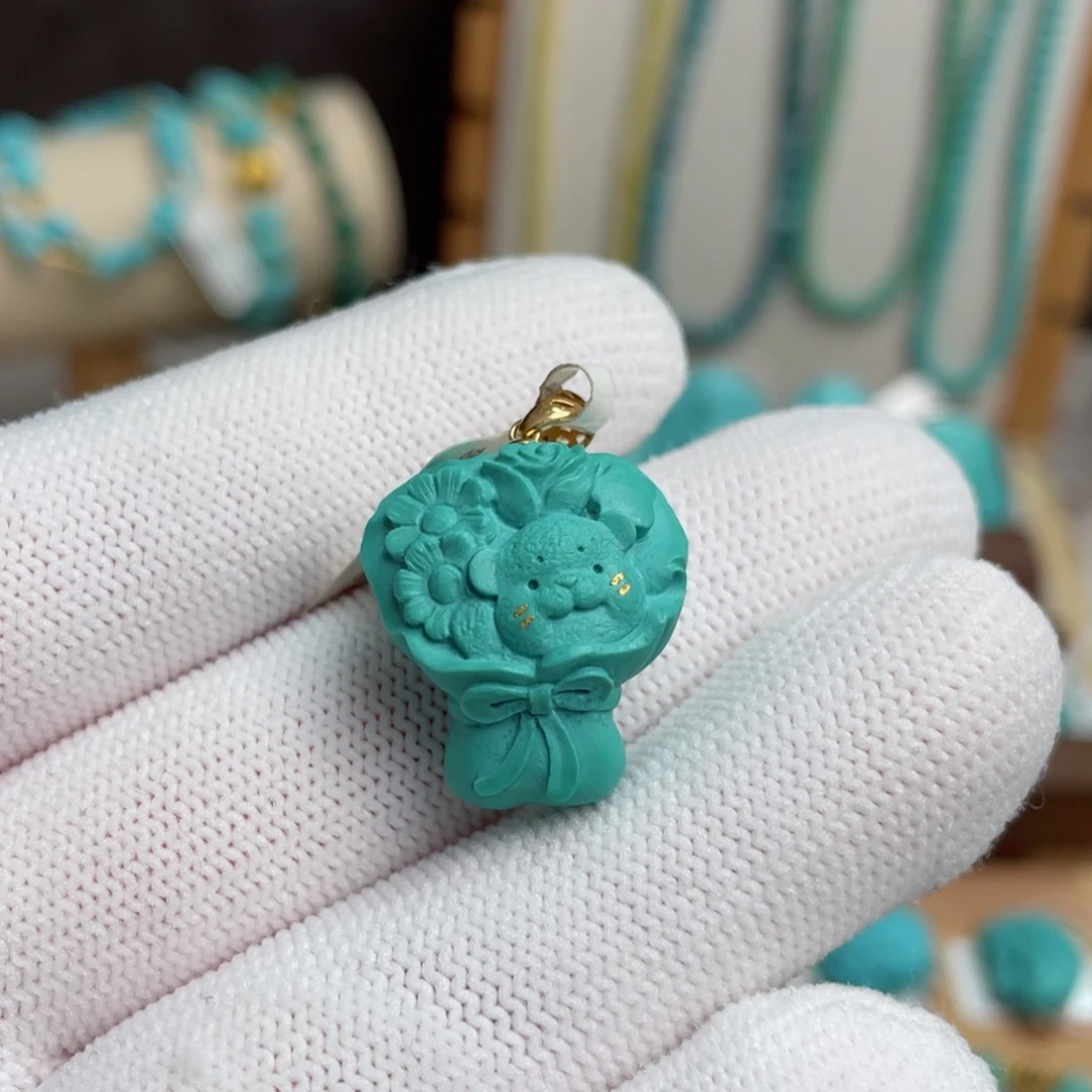 18K金镶嵌绿松石玉化花花熊