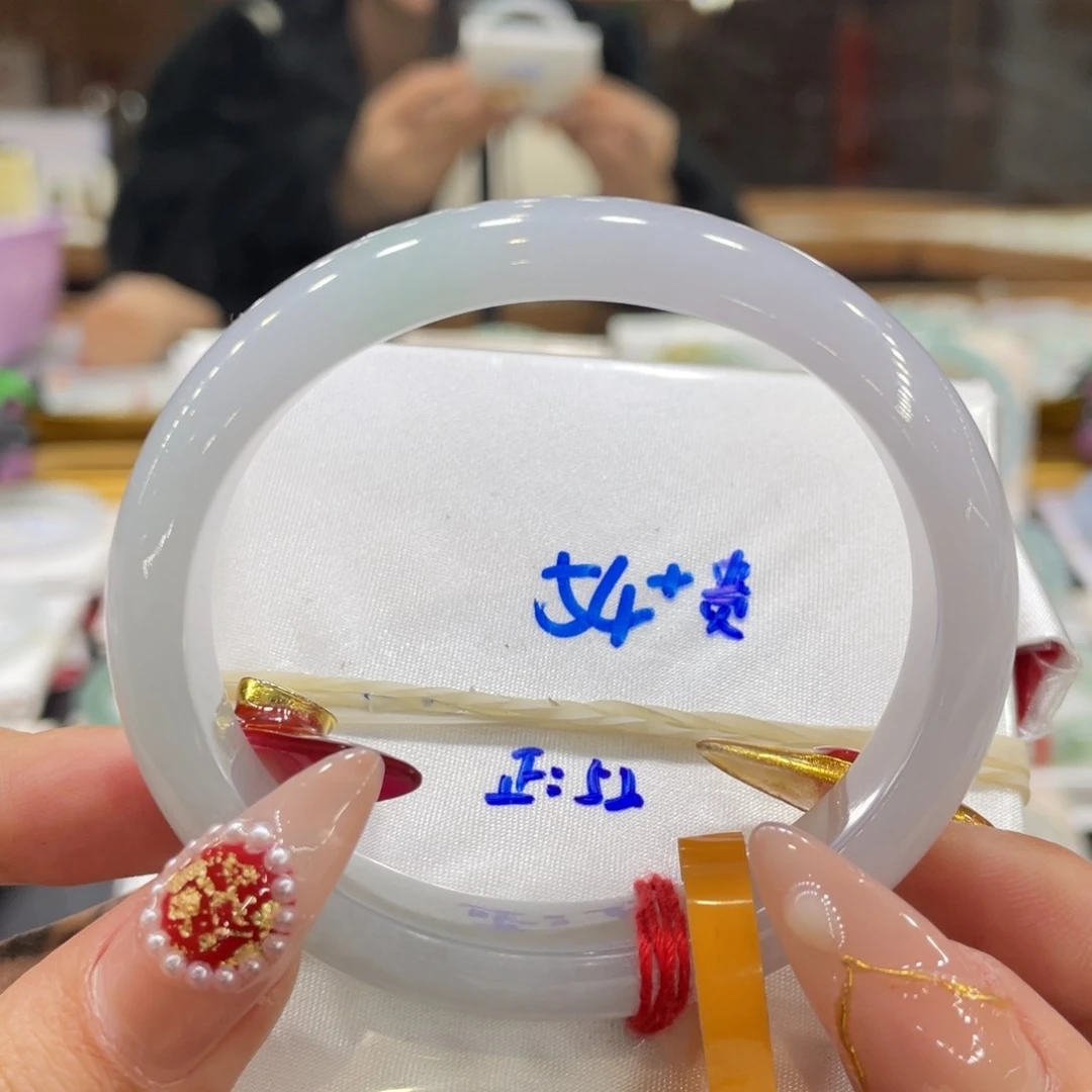 翡翠手镯未镶嵌翡翠