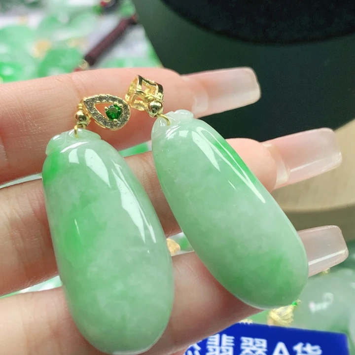 翡翠未镶嵌颈饰多样性发其一