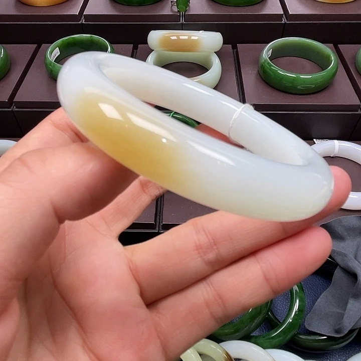 和田玉未镶嵌手镯