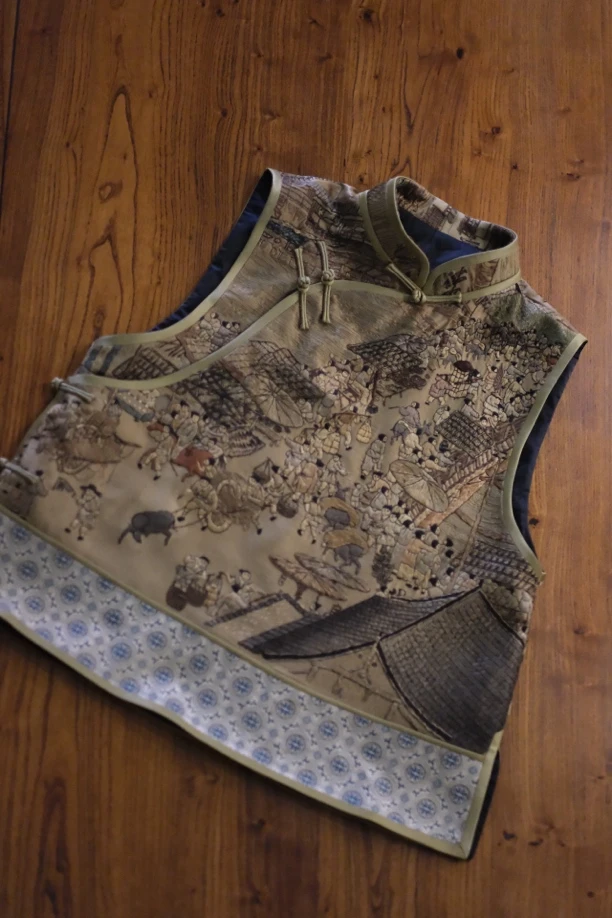 斜襟盘扣满绣清明上河图马甲104/59