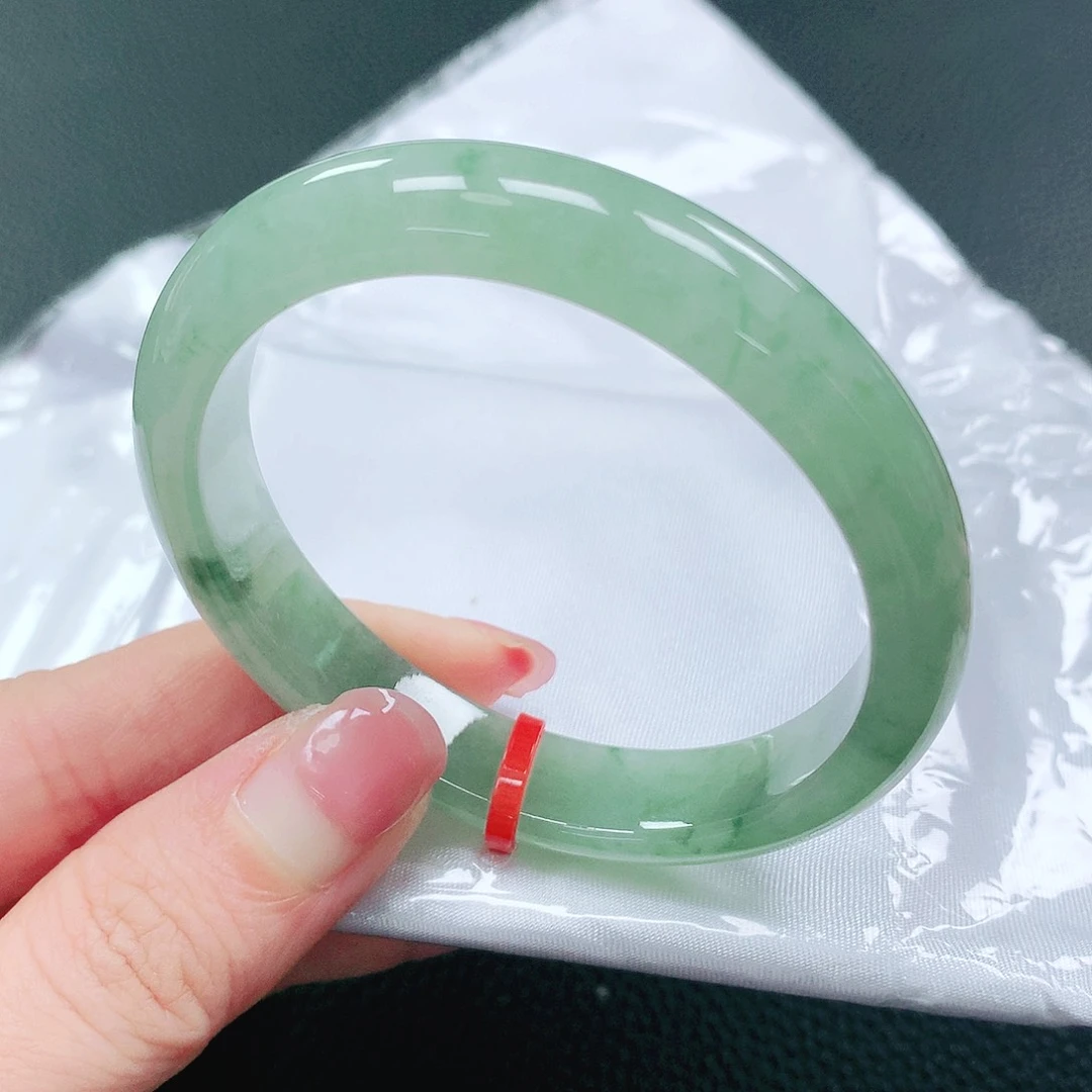 翡翠手镯未镶嵌53贵